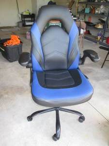 lot 13 image: Gaming style padded, rolling office...