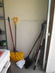 lot 117 image: Lot of shovels and yard tools...