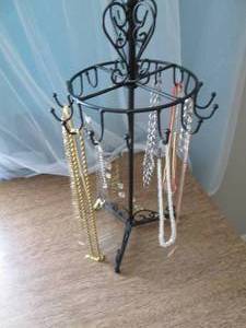 lot 2 image: Lovely lot of ladies fashion neckla...