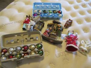 lot 18 image: Assortment of Christmas ornaments a...