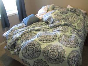 lot 20 image: Queen size bed frame, beautiful blu...