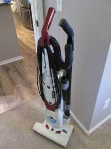 lot 23 image: Lindhaus Healthcare Pro upright vac...