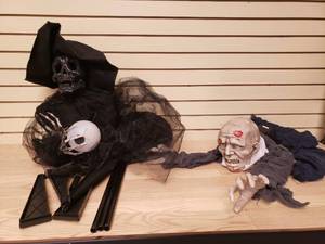 lot 61 image: 2 Halloween decorations