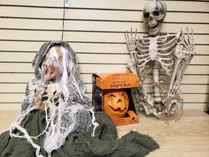 lot 65 image: 3 Halloween decorations