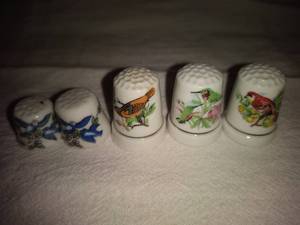lot 56 image: 5 Ceramic Bird Thimbles Blue Bird, Oriole Hummingbird