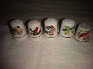 lot 57 image: 5 Ceramic Bird Thimbles Cardinal, Blue Bird, Robin