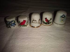 lot 58 image: 5 Ceramic Bird Thimbles Cardinal, Bird House, Blue Bird