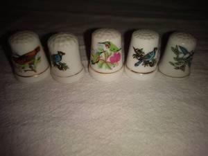 lot 59 image: 5 Ceramic Bird Thimbles Blue Jay, Hummingbird