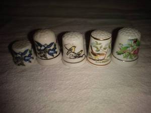 lot 60 image: 5 Ceramic Bird Thimbles