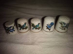 lot 61 image: 5 Ceramic Bird Thimbles All Blue Birds