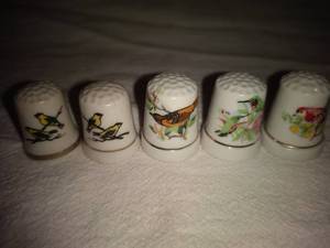 lot 63 image: 5 Ceramic Bird Thimbles