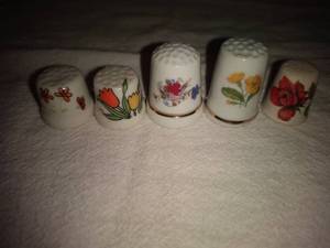 lot 66 image: 5 Ceramic Flower Thimbles