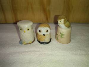 lot 67 image: 3 Ceramic Enesco and Napco Owl Thimbles