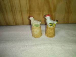 lot 68 image: 2 Ceramic Enesco Hen Thimbles