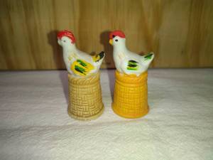 lot 69 image: 2 Ceramic Enesco Hen Thimbles