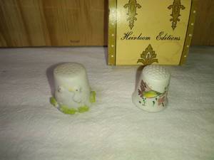 lot 73 image: Heirloom Hummingbird and Napco Ceramic Geese Thimbles