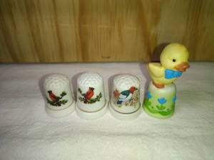 lot 78 image: Enesco Duckling and 3 Ceramic Bird Thimbles