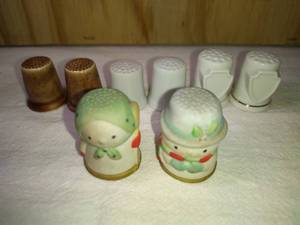 lot 81 image: Enesco Sno-men and Six Plain Ceramic Thimbles
