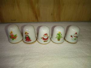 lot 82 image: 5 Ceramic Holiday Thimbles