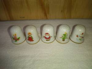 lot 83 image: 5 Ceramic Holiday Thimbles