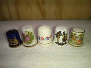 lot 101 image: 4 Ceramic CouplesLove and 1 Knobler Couple Thimble