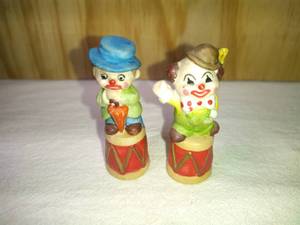 lot 106 image: 2 Enesco Clown Thimbles