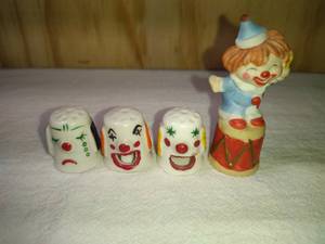 lot 108 image: 3 Ceramic Clown and 1 Enesco Clown Thimbles