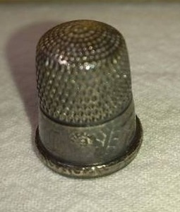 lot 112 image: Antique Sterling Silver Thimble. Tested