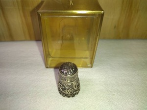 lot 113 image: Antique Sterling Silver Thimble. Tested