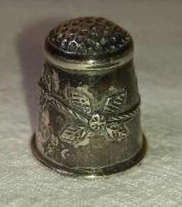 lot 114 image: Antique Sterling Silver Thimble. Tested