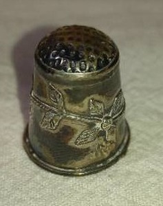 lot 115 image: Antique Sterling Silver Thimble. Tested