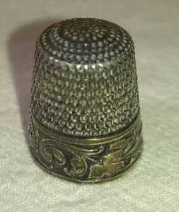 lot 118 image: Antique Sterling Silver Thimble. Tested