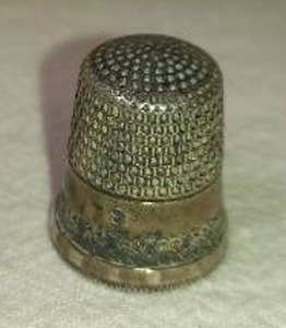 lot 121 image: Antique Sterling Silver Thimble. Tested