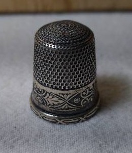 lot 132 image: Antique Sterling Silver Thimble. Tested