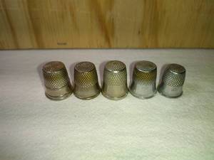 lot 136 image: 5 Fancy Mixed MetalAlloy Thimbles