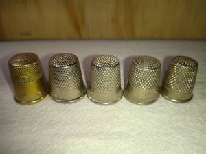 lot 139 image: 5 Fancy Mixed MetalAlloy Thimbles