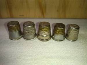 lot 140 image: 5 Fancy Mixed MetalAlloy Thimbles