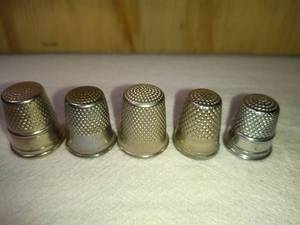 lot 142 image: 5 Fancy Mixed MetalAlloy Thimbles