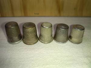 lot 146 image: 5 Fancy Mixed MetalAlloy Thimbles