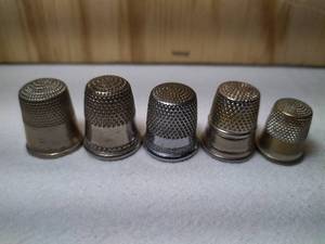 lot 148 image: 5 Fancy Mixed MetalAlloy Thimbles