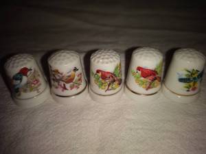 lot 64 image: 5 Ceramic Bird Thimbles