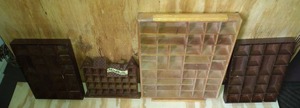 lot 50 image: 4 Thimble Displays Natural Wood Display, Two Brown Displays and Thimble Vile House