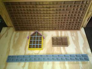 lot 52 image: 4 Thimble Displays Large with Plexiglas, Blue and House Shaped