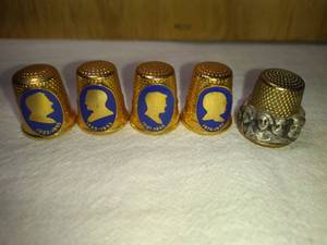 lot 177 image: 4 President Plaque, 1 Mixed Metal Mt .Rushmore Thimbles