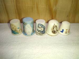 lot 209 image: 5 Ceramic Christmas Artisan Thimbles