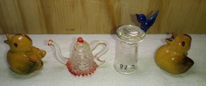 lot 219 image: 4 Thimbles Glass and Ceramic Ducklings