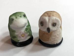 lot 29 image: 2 Bisque Thimbles Owl and Frog
