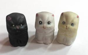lot 32 image: 3 Bisque Cat Shaped Thimbles