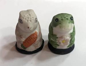 lot 33 image: 2 Bisque Thimbles Frog and Rabbit