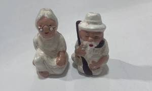 lot 17 image: Ma and Pa Vintage Thimbles